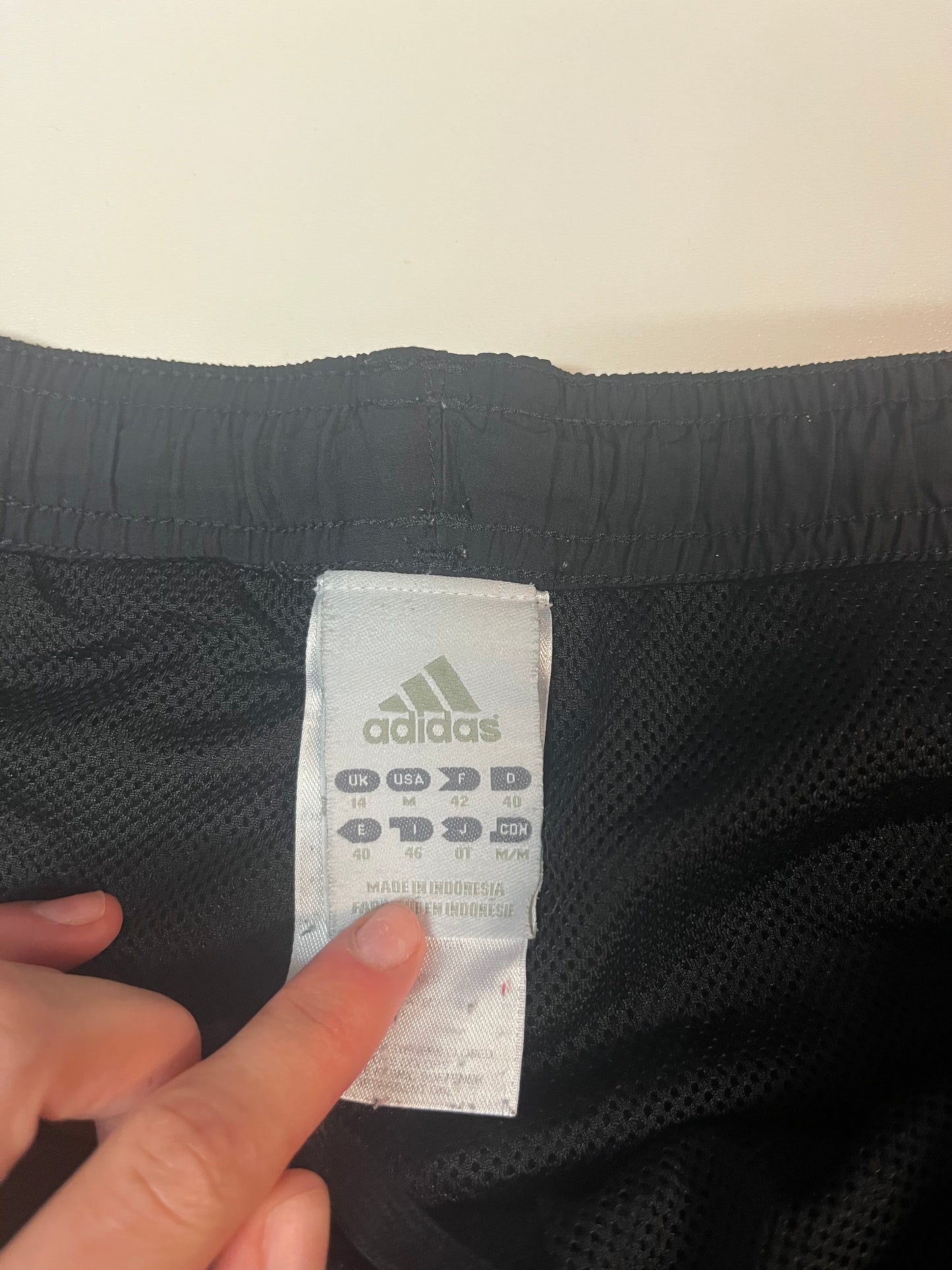 Entdecke unsere Vintage Track Pants von Nike und anderen Marken, erhältlich bei Valuxery.de - Dein Shop für trendige Vintage - Kleidung. Unsere Track Pants sind aus hochwertigen Materialien und