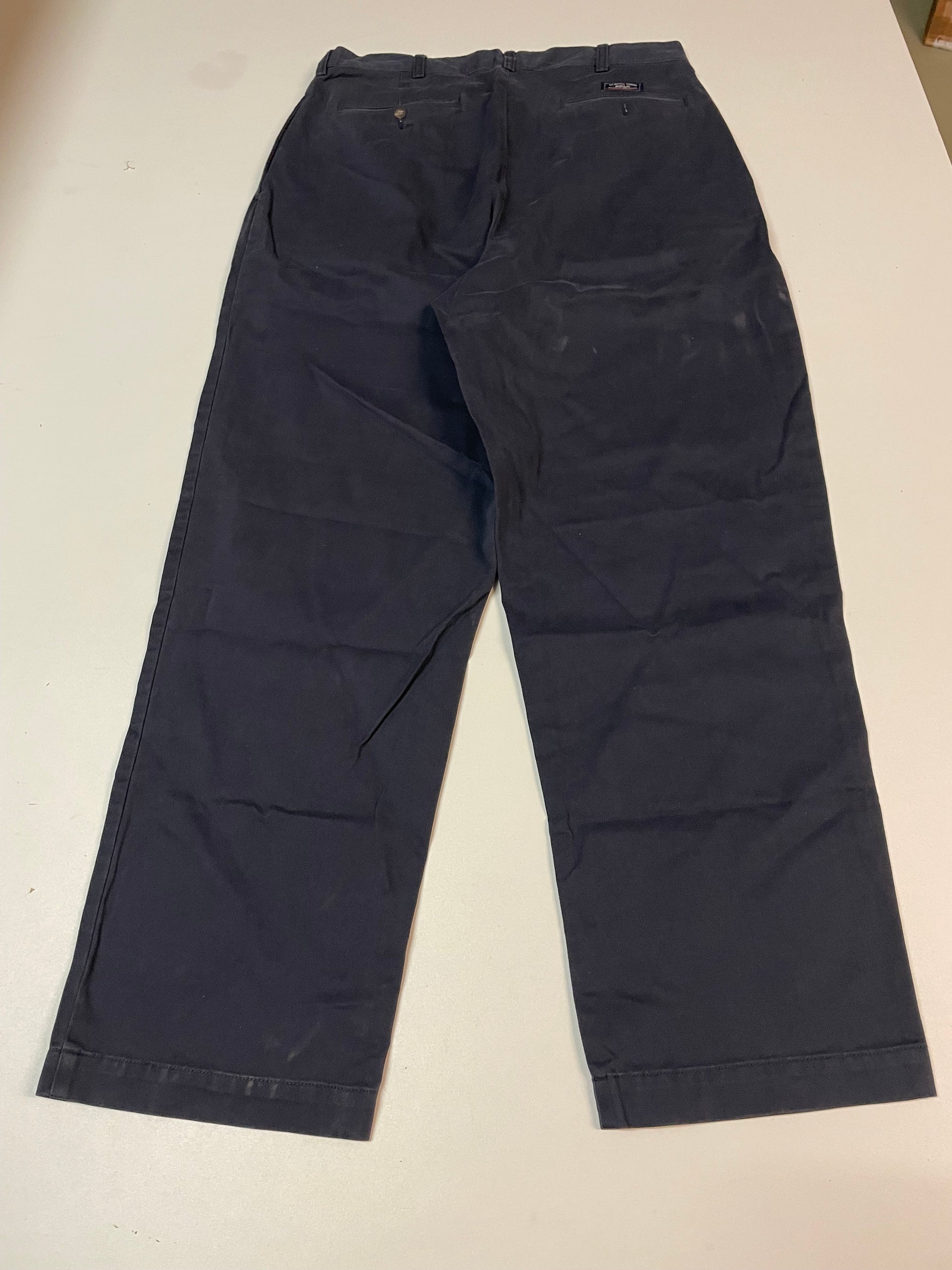 Entdecke unsere Vintage Track Pants von Nike und anderen Marken, erhältlich bei Valuxery.de - Dein Shop für trendige Vintage - Kleidung. Unsere Track Pants sind aus hochwertigen Materialien und