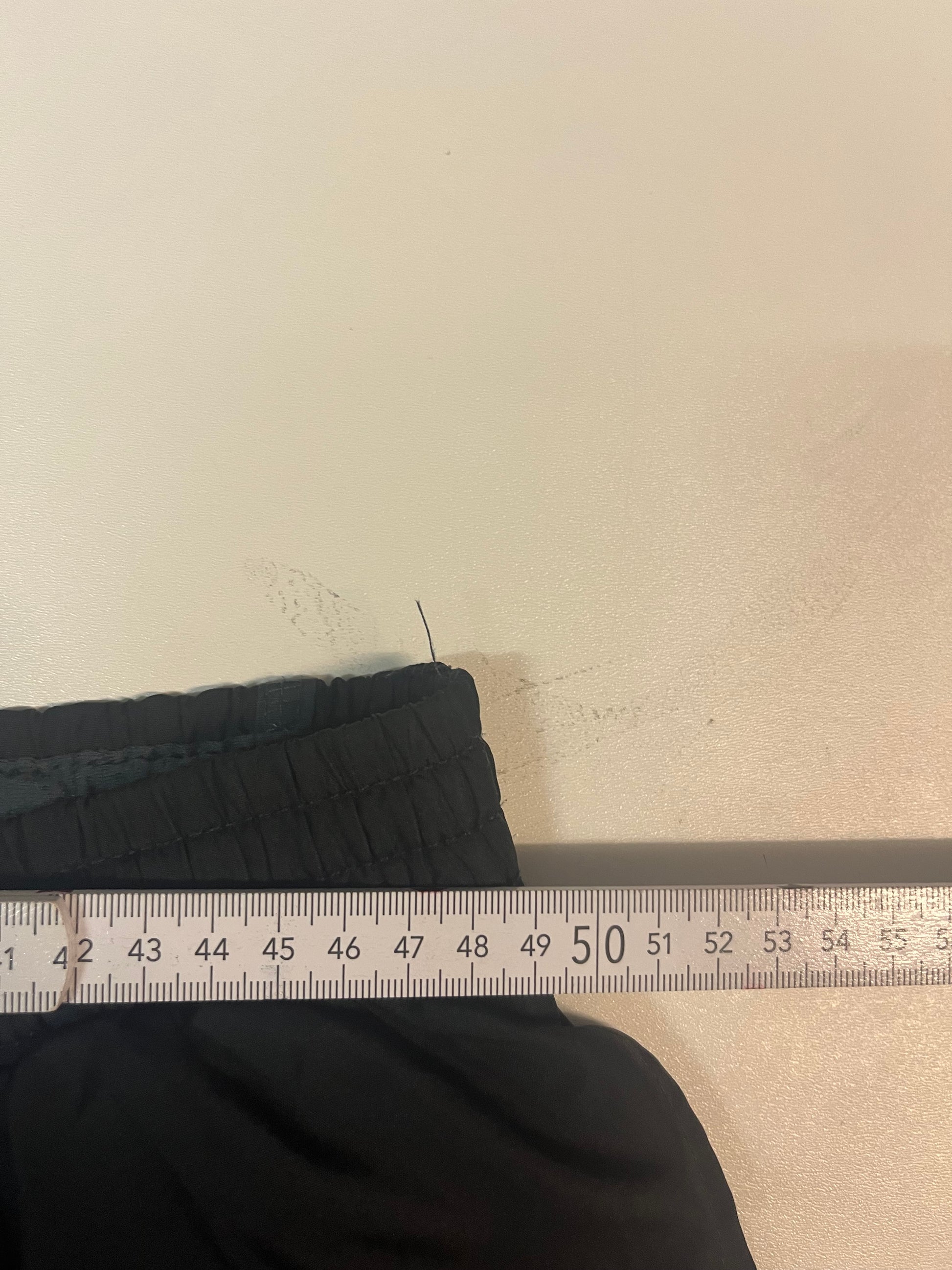 Entdecke unsere Vintage Track Pants von Nike und anderen Marken, erhältlich bei Valuxery.de - Dein Shop für trendige Vintage - Kleidung. Unsere Track Pants sind aus hochwertigen Materialien und