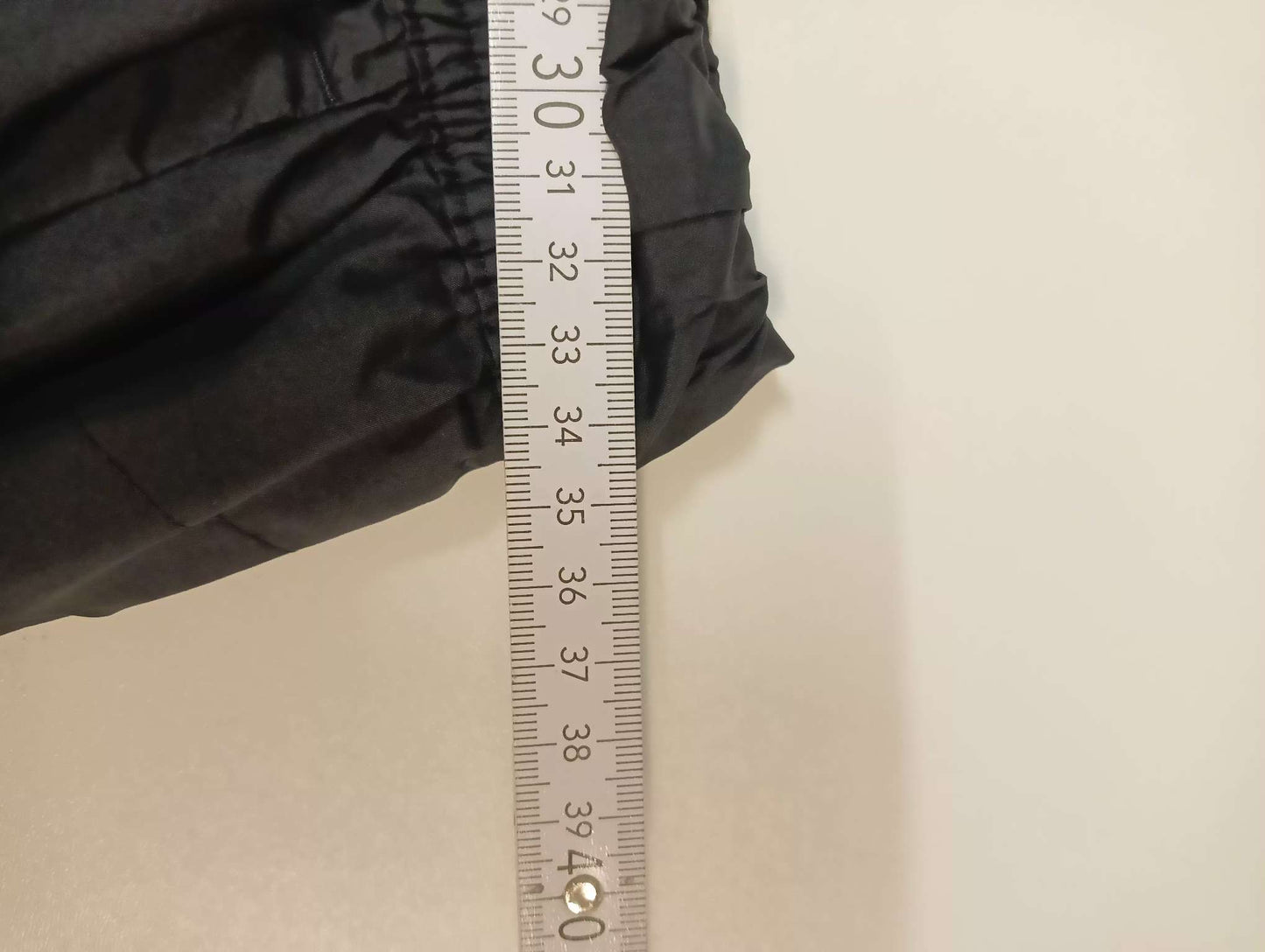 Entdecke unsere Vintage Track Pants von Nike und anderen Marken, erhältlich bei Valuxery.de - Dein Shop für trendige Vintage - Kleidung. Unsere Track Pants sind aus hochwertigen Materialien und