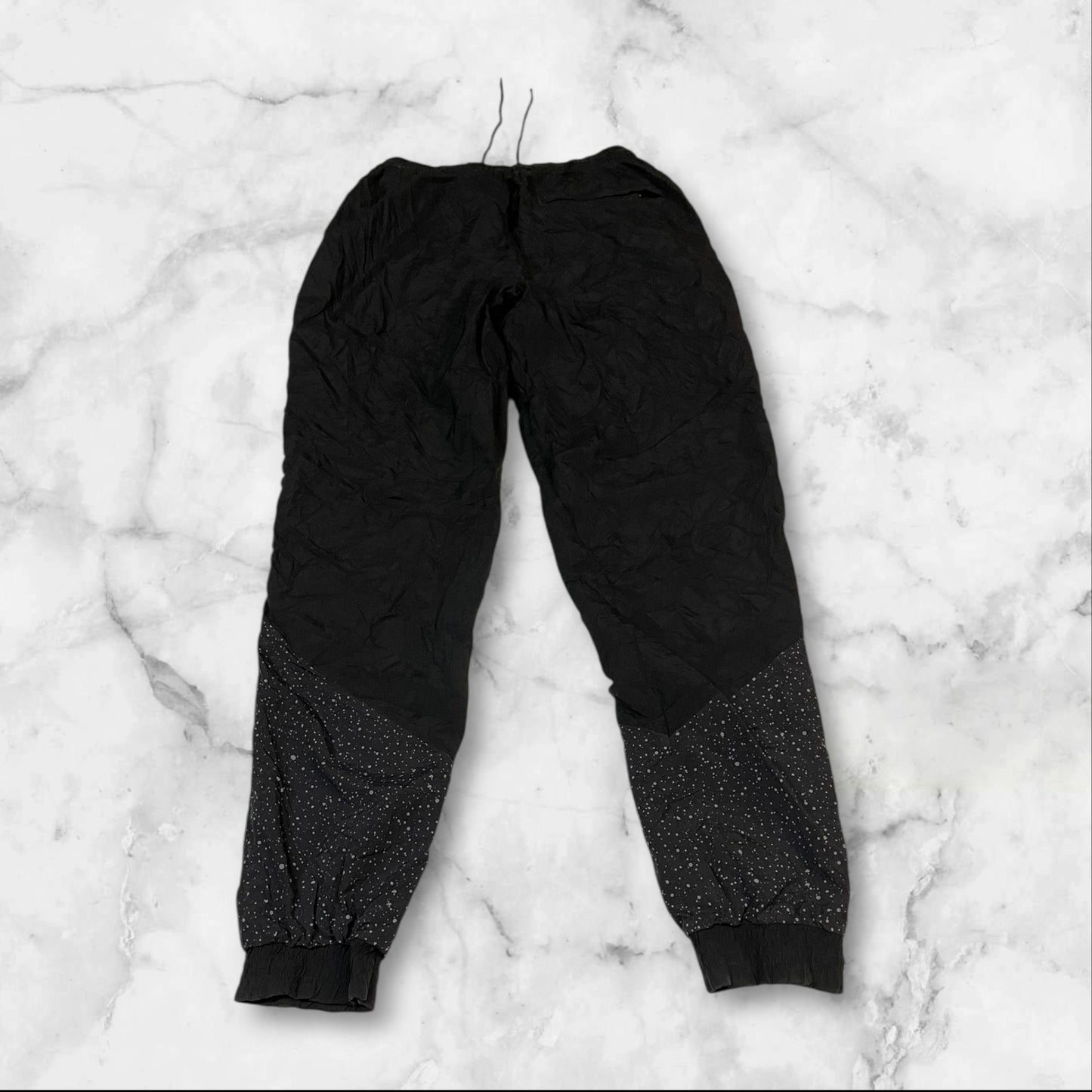 Entdecke unsere Vintage Track Pants von Nike und anderen Marken, erhältlich bei Valuxery.de - Dein Shop für trendige Vintage - Kleidung. Unsere Track Pants sind aus hochwertigen Materialien und