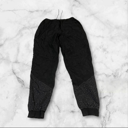 Entdecke unsere Vintage Track Pants von Nike und anderen Marken, erhältlich bei Valuxery.de - Dein Shop für trendige Vintage - Kleidung. Unsere Track Pants sind aus hochwertigen Materialien und
