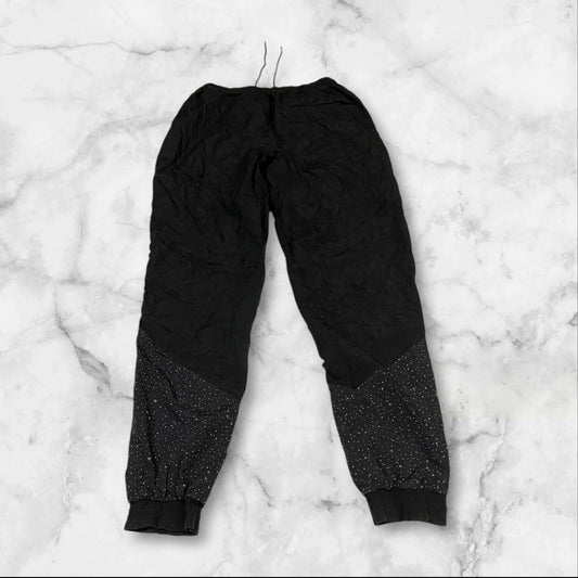 Entdecke unsere Vintage Track Pants von Nike und anderen Marken, erhältlich bei Valuxery.de - Dein Shop für trendige Vintage - Kleidung. Unsere Track Pants sind aus hochwertigen Materialien und