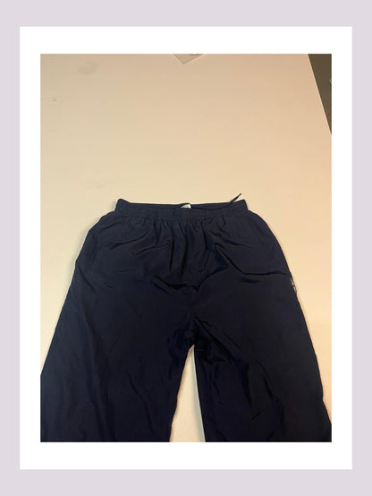 Entdecke unsere Vintage Track Pants von Nike und anderen Marken, erhältlich bei Valuxery.de - Dein Shop für trendige Vintage - Kleidung. Unsere Track Pants sind aus hochwertigen Materialien und