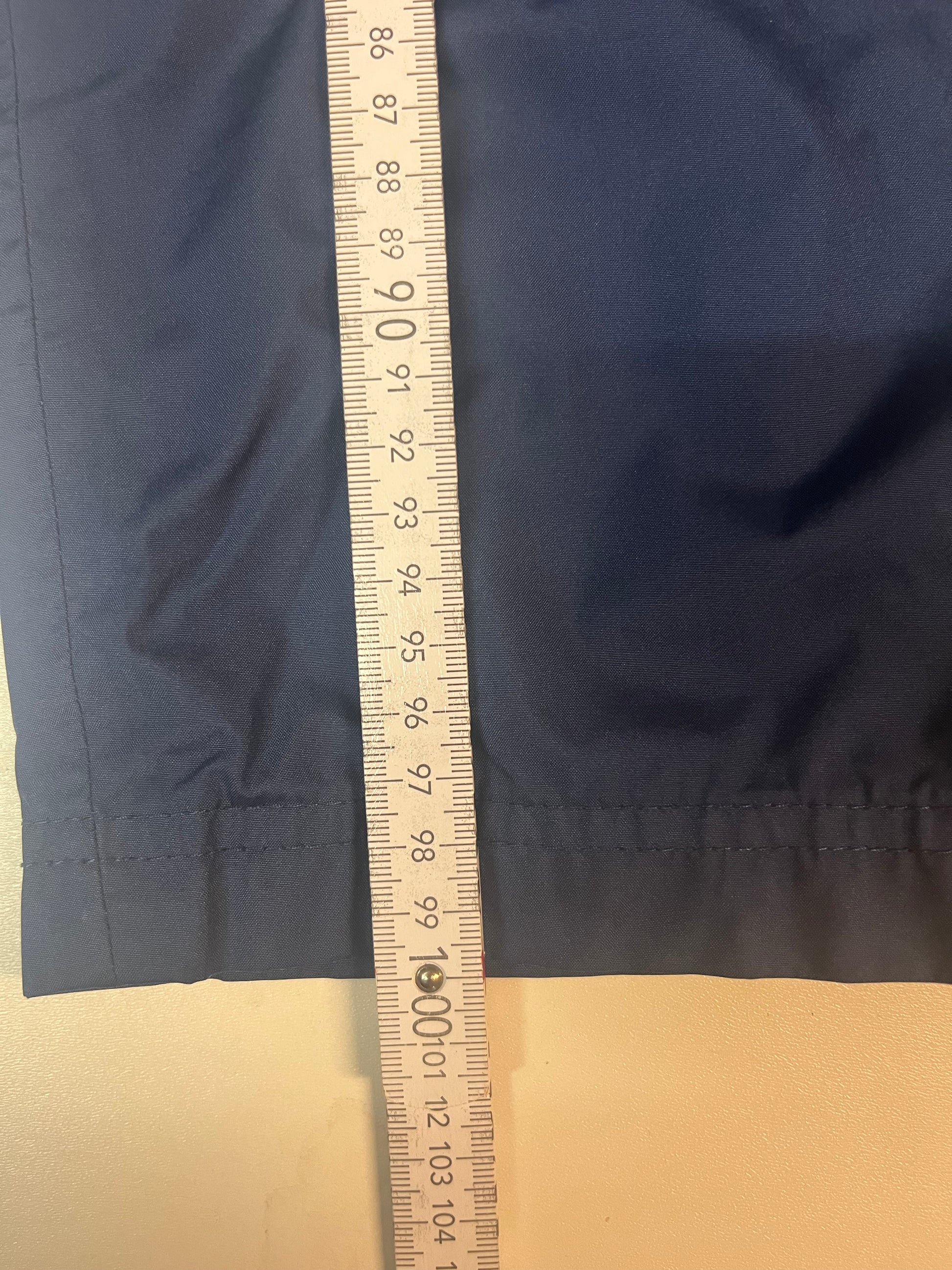 Entdecke unsere Vintage Track Pants von Nike und anderen Marken, erhältlich bei Valuxery.de - Dein Shop für trendige Vintage - Kleidung. Unsere Track Pants sind aus hochwertigen Materialien und