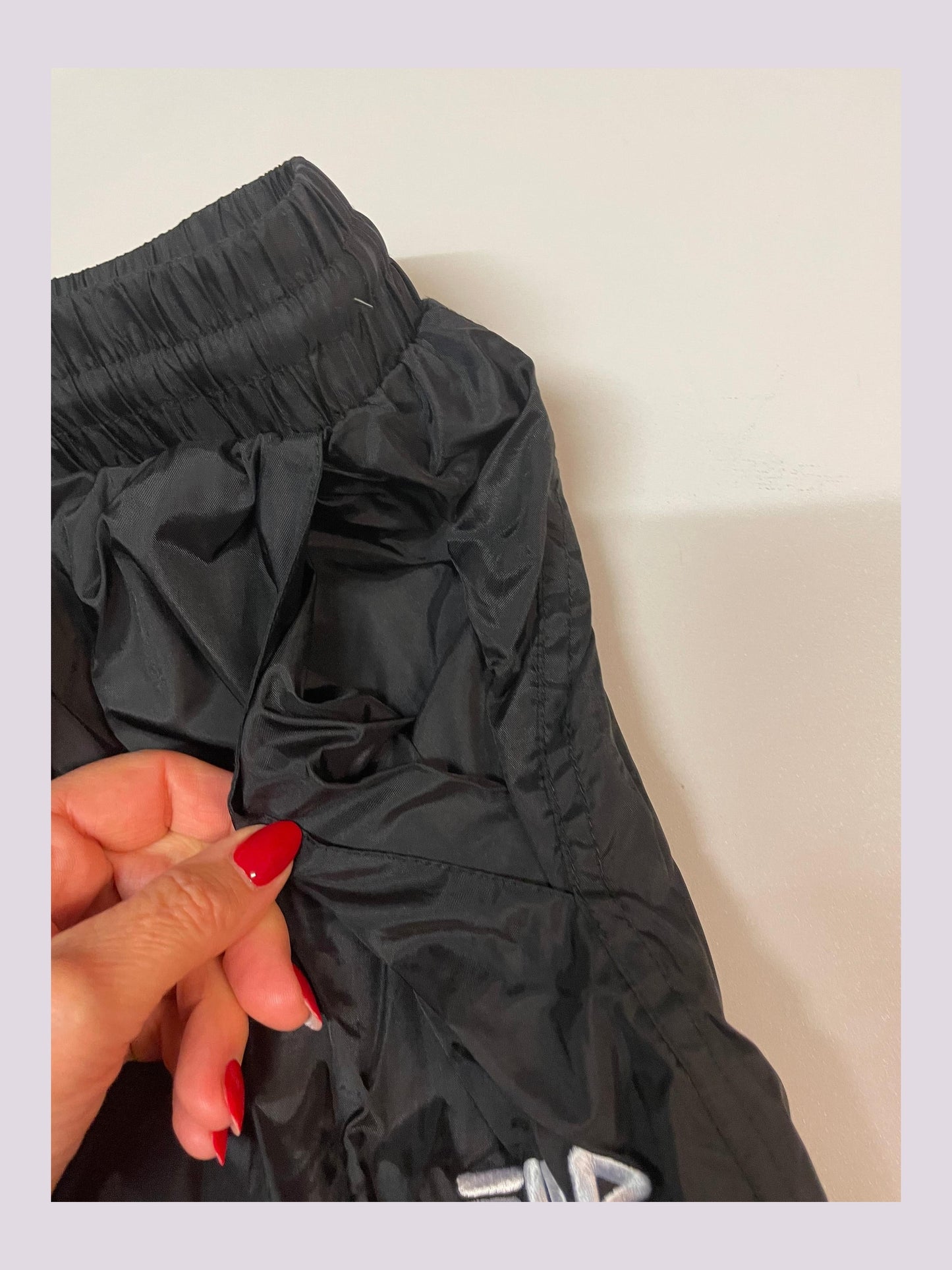 Entdecke unsere Vintage Track Pants von Nike und anderen Marken, erhältlich bei Valuxery.de - Dein Shop für trendige Vintage - Kleidung. Unsere Track Pants sind aus hochwertigen Materialien und