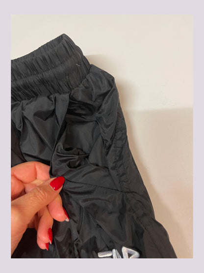 Entdecke unsere Vintage Track Pants von Nike und anderen Marken, erhältlich bei Valuxery.de - Dein Shop für trendige Vintage - Kleidung. Unsere Track Pants sind aus hochwertigen Materialien und