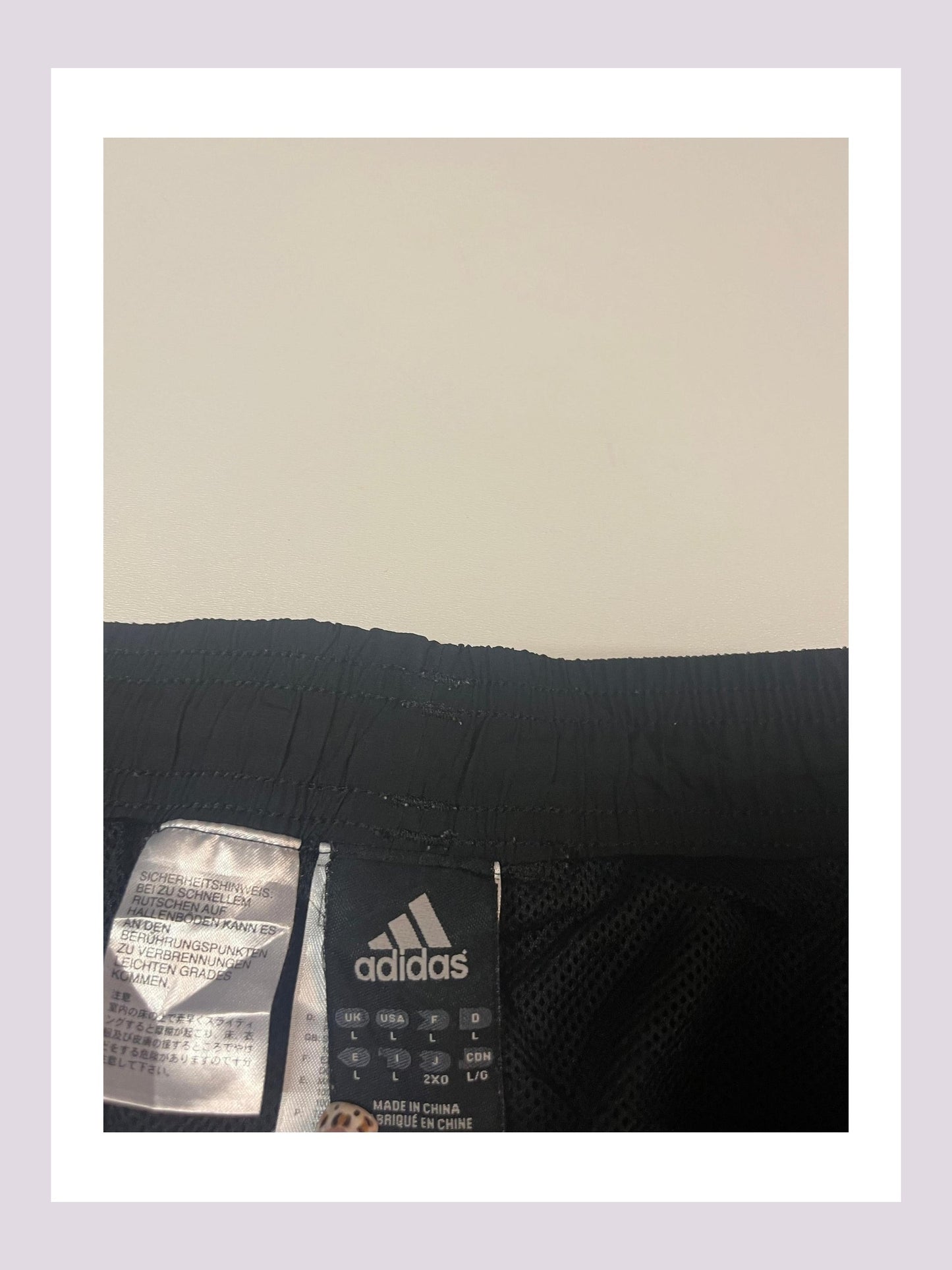 Entdecke unsere Vintage Track Pants von Nike und anderen Marken, erhältlich bei Valuxery.de - Dein Shop für trendige Vintage - Kleidung. Unsere Track Pants sind aus hochwertigen Materialien und