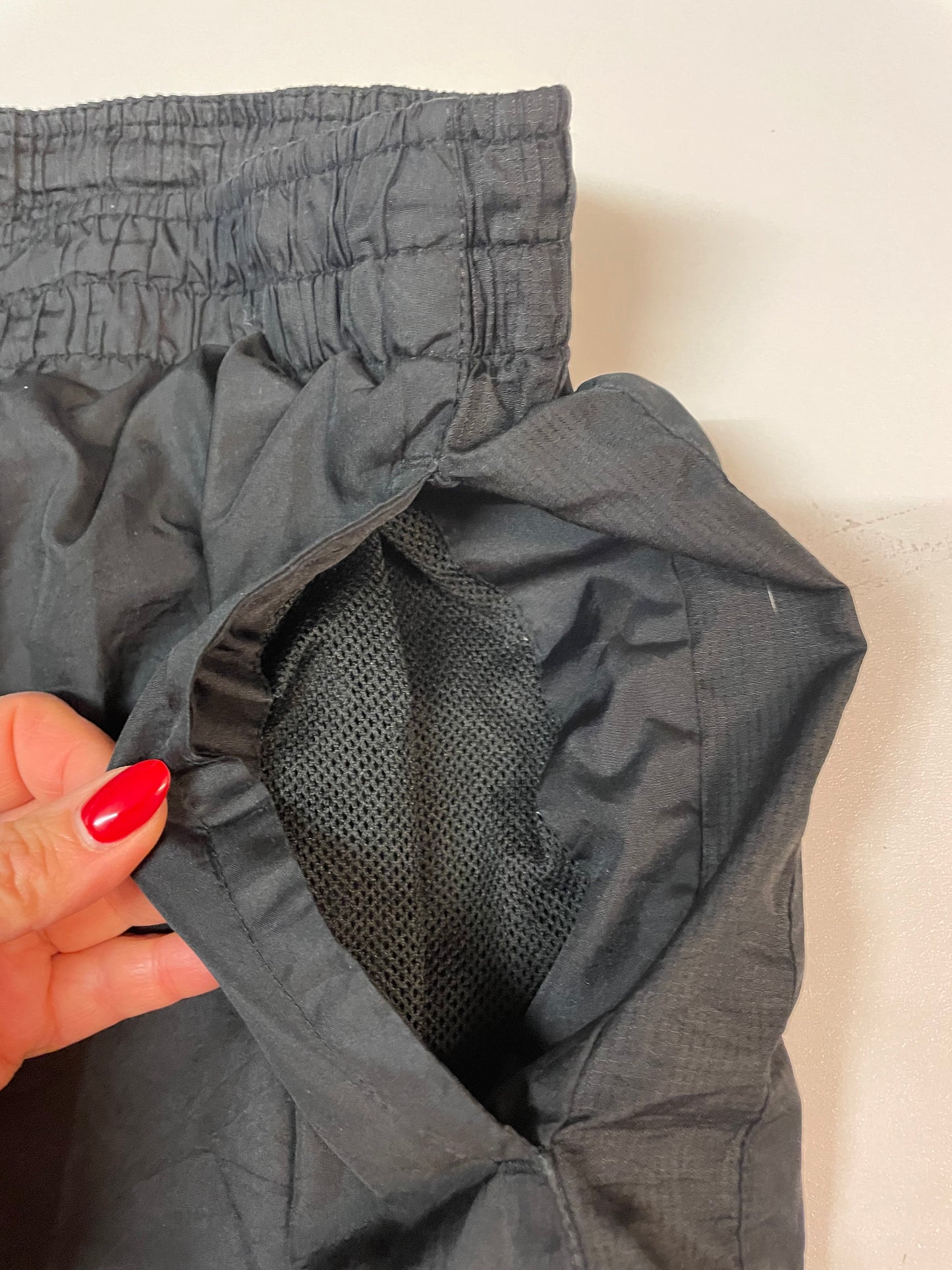 Entdecke unsere Vintage Track Pants von Nike und anderen Marken, erhältlich bei Valuxery.de - Dein Shop für trendige Vintage - Kleidung. Unsere Track Pants sind aus hochwertigen Materialien und