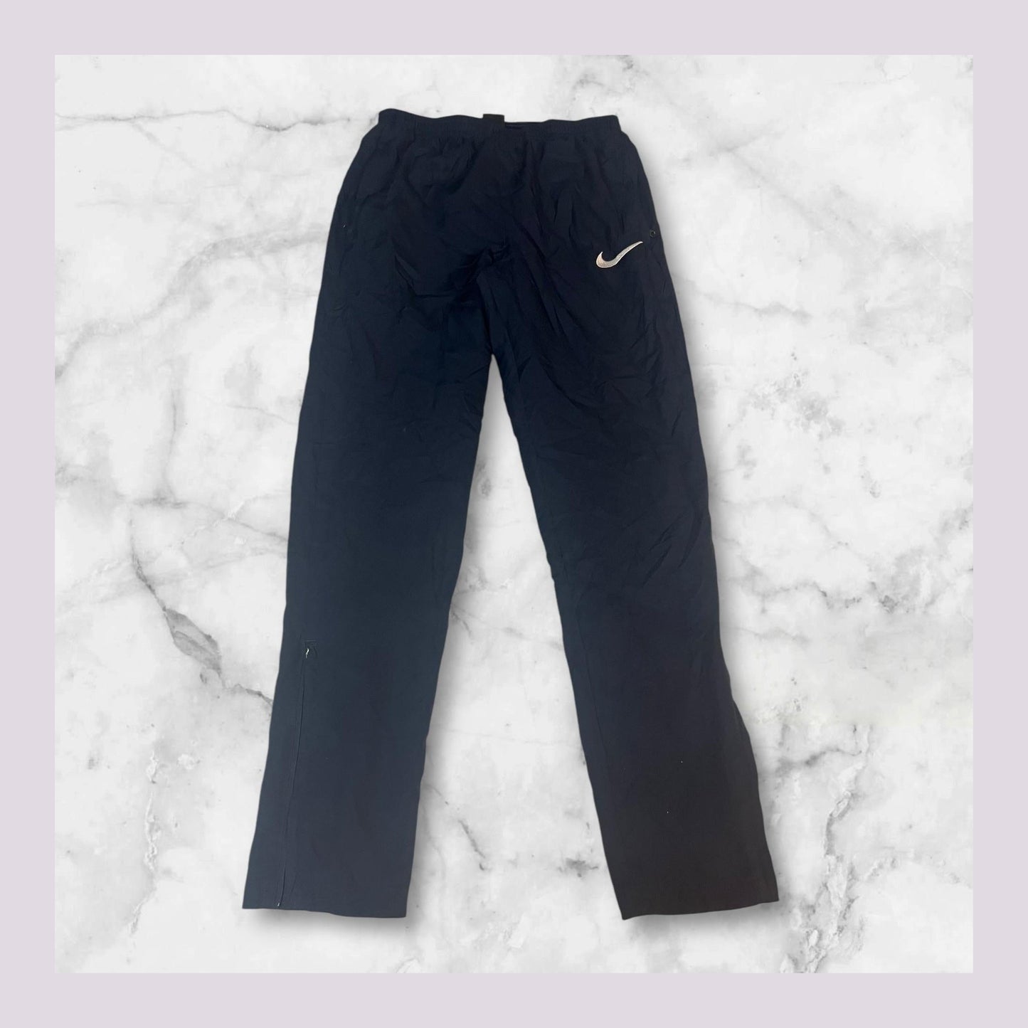 Entdecke unsere Vintage Track Pants von Nike und anderen Marken, erhältlich bei Valuxery.de - Dein Shop für trendige Vintage - Kleidung. Unsere Track Pants sind aus hochwertigen Materialien und