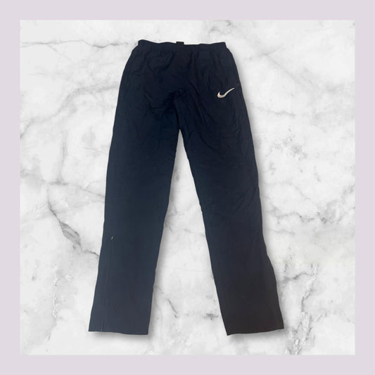 Entdecke unsere Vintage Track Pants von Nike und anderen Marken, erhältlich bei Valuxery.de - Dein Shop für trendige Vintage - Kleidung. Unsere Track Pants sind aus hochwertigen Materialien und