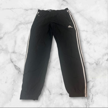 Entdecke unsere Vintage Track Pants von Nike und anderen Marken, erhältlich bei Valuxery.de - Dein Shop für trendige Vintage - Kleidung. Unsere Track Pants sind aus hochwertigen Materialien und