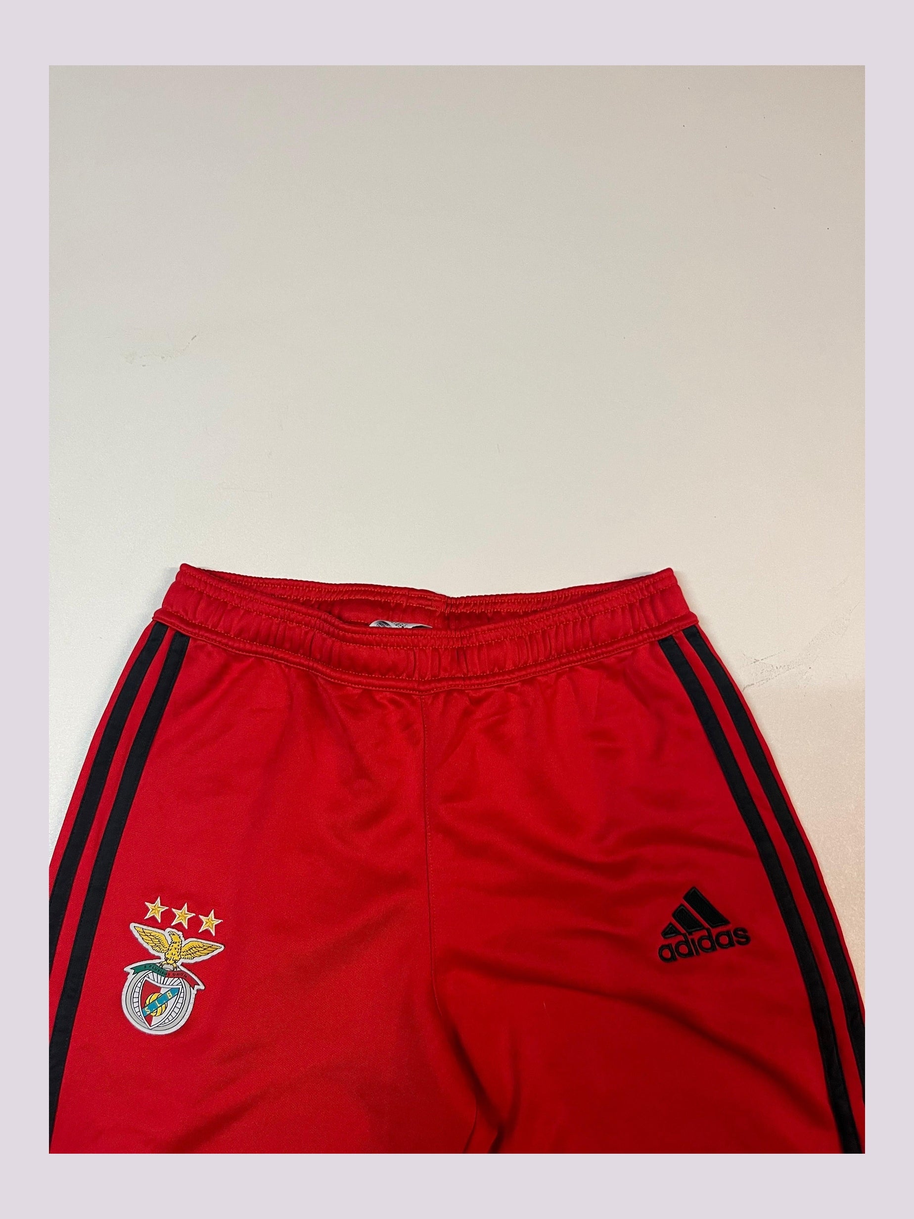 Entdecke unsere Vintage Track Pants von Nike und anderen Marken, erhältlich bei Valuxery.de - Dein Shop für trendige Vintage - Kleidung. Unsere Track Pants sind aus hochwertigen Materialien und