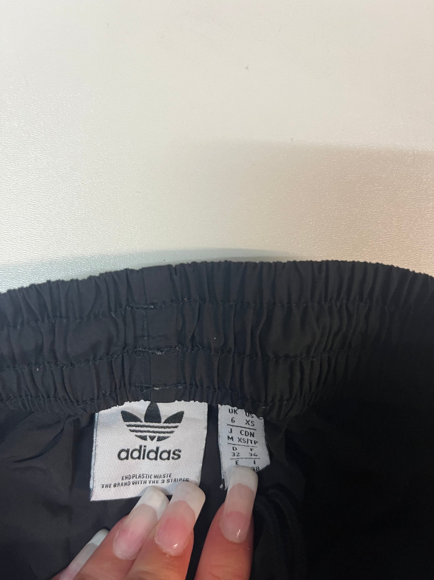 Entdecke unsere Vintage Track Pants von Nike und anderen Marken, erhältlich bei Valuxery.de - Dein Shop für trendige Vintage - Kleidung. Unsere Track Pants sind aus hochwertigen Materialien und