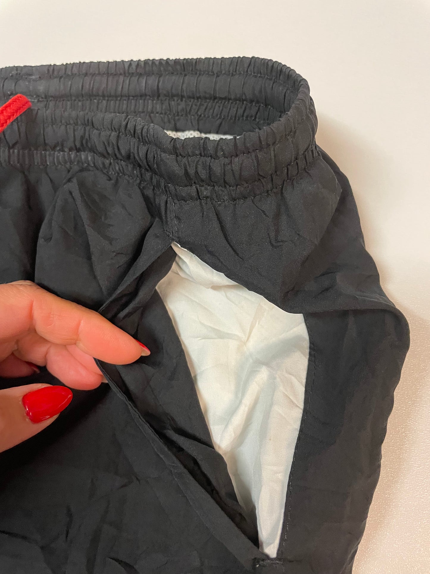 Entdecke unsere Vintage Track Pants von Nike und anderen Marken, erhältlich bei Valuxery.de - Dein Shop für trendige Vintage - Kleidung. Unsere Track Pants sind aus hochwertigen Materialien und