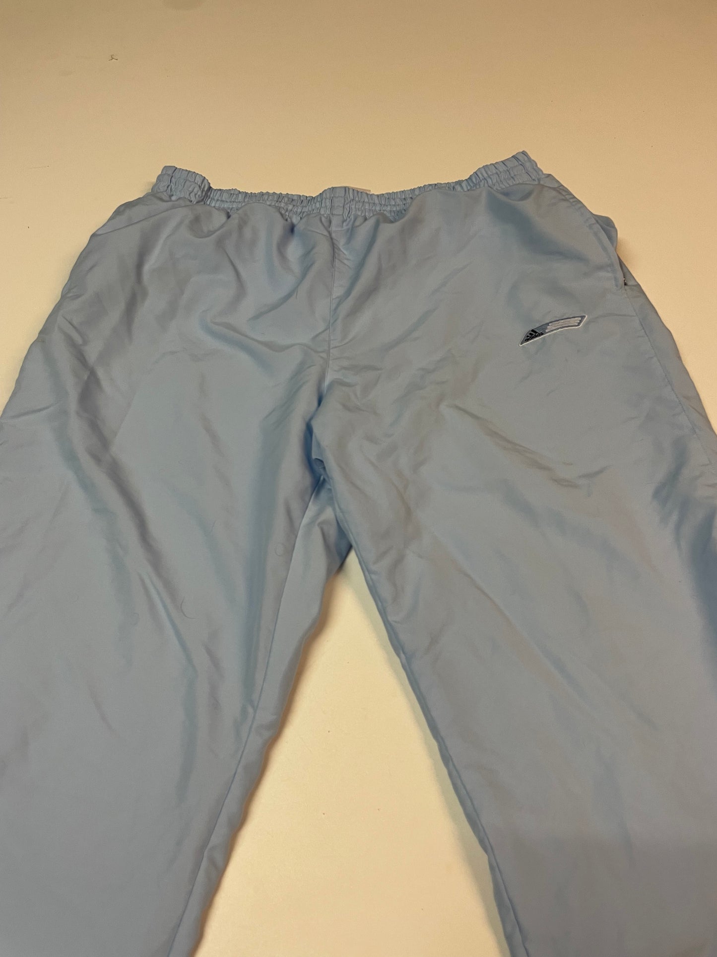 Entdecke unsere Vintage Track Pants von Nike und anderen Marken, erhältlich bei Valuxery.de - Dein Shop für trendige Vintage - Kleidung. Unsere Track Pants sind aus hochwertigen Materialien und