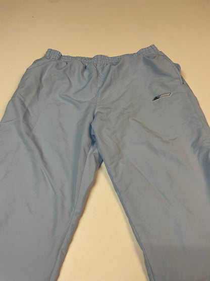 Entdecke unsere Vintage Track Pants von Nike und anderen Marken, erhältlich bei Valuxery.de - Dein Shop für trendige Vintage - Kleidung. Unsere Track Pants sind aus hochwertigen Materialien und