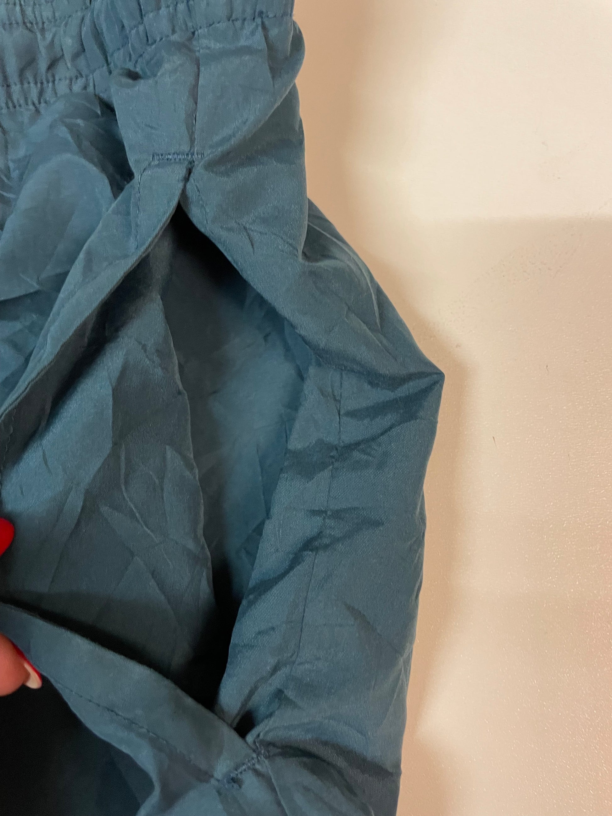 Entdecke unsere Vintage Track Pants von Nike und anderen Marken, erhältlich bei Valuxery.de - Dein Shop für trendige Vintage - Kleidung. Unsere Track Pants sind aus hochwertigen Materialien und