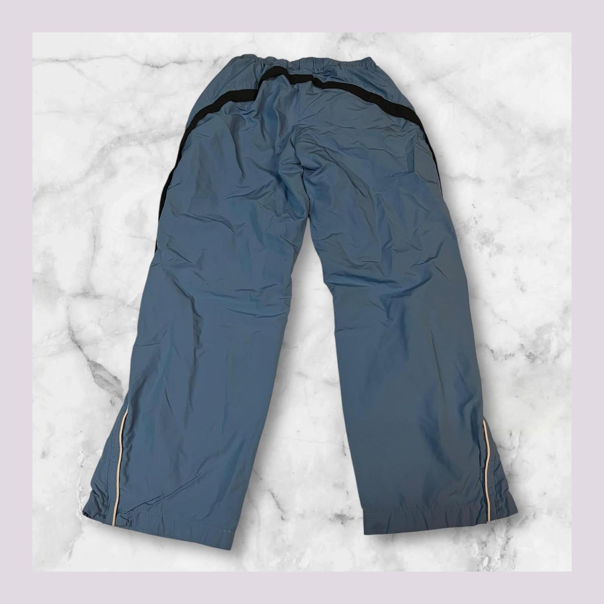 Entdecke unsere Vintage Track Pants von Nike und anderen Marken, erhältlich bei Valuxery.de - Dein Shop für trendige Vintage - Kleidung. Unsere Track Pants sind aus hochwertigen Materialien und
