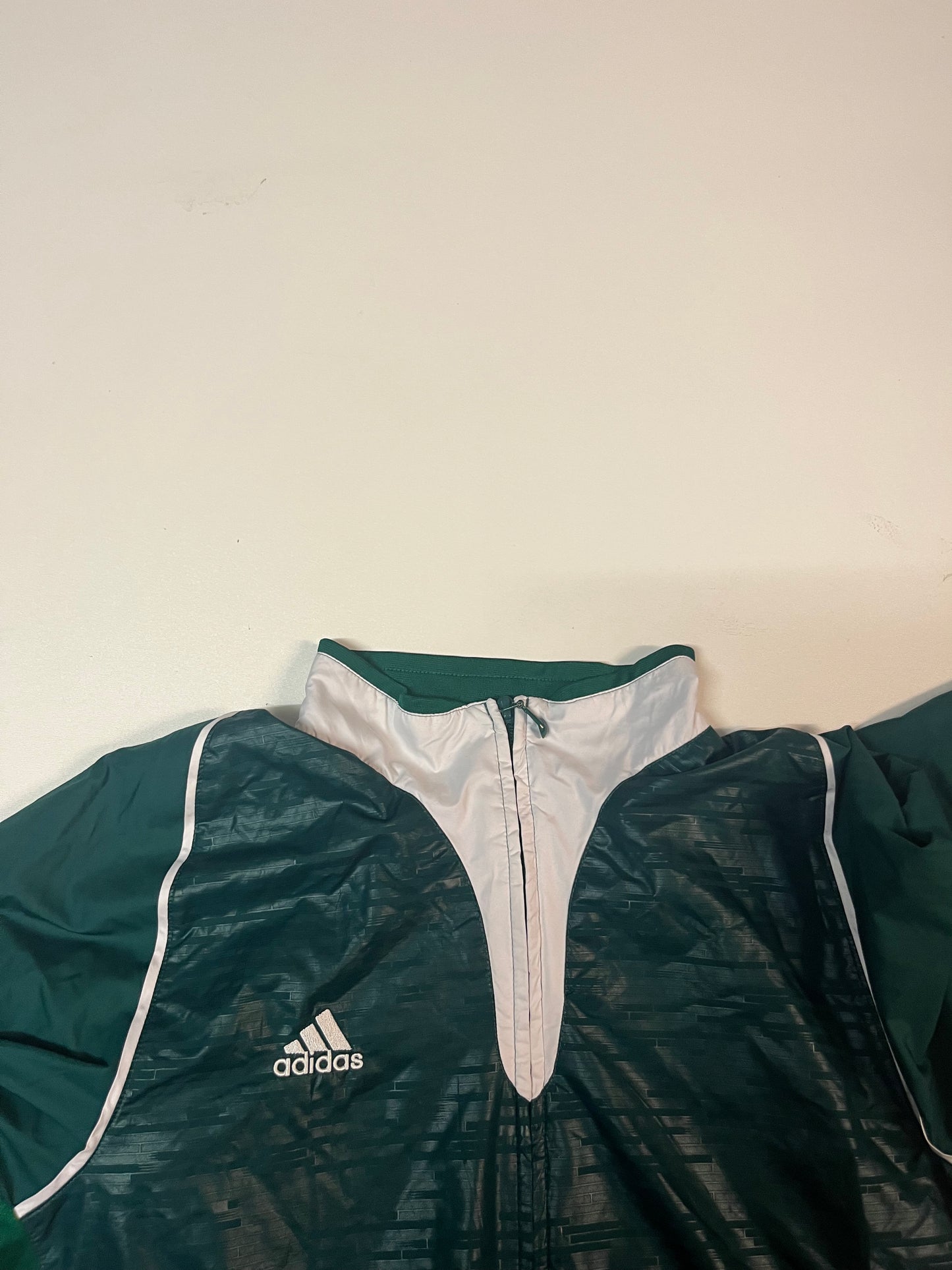 Entdecke unsere Vintage Track Pants von Nike und anderen Marken, erhältlich bei Valuxery.de - Dein Shop für trendige Vintage - Kleidung. Unsere Track Pants sind aus hochwertigen Materialien und