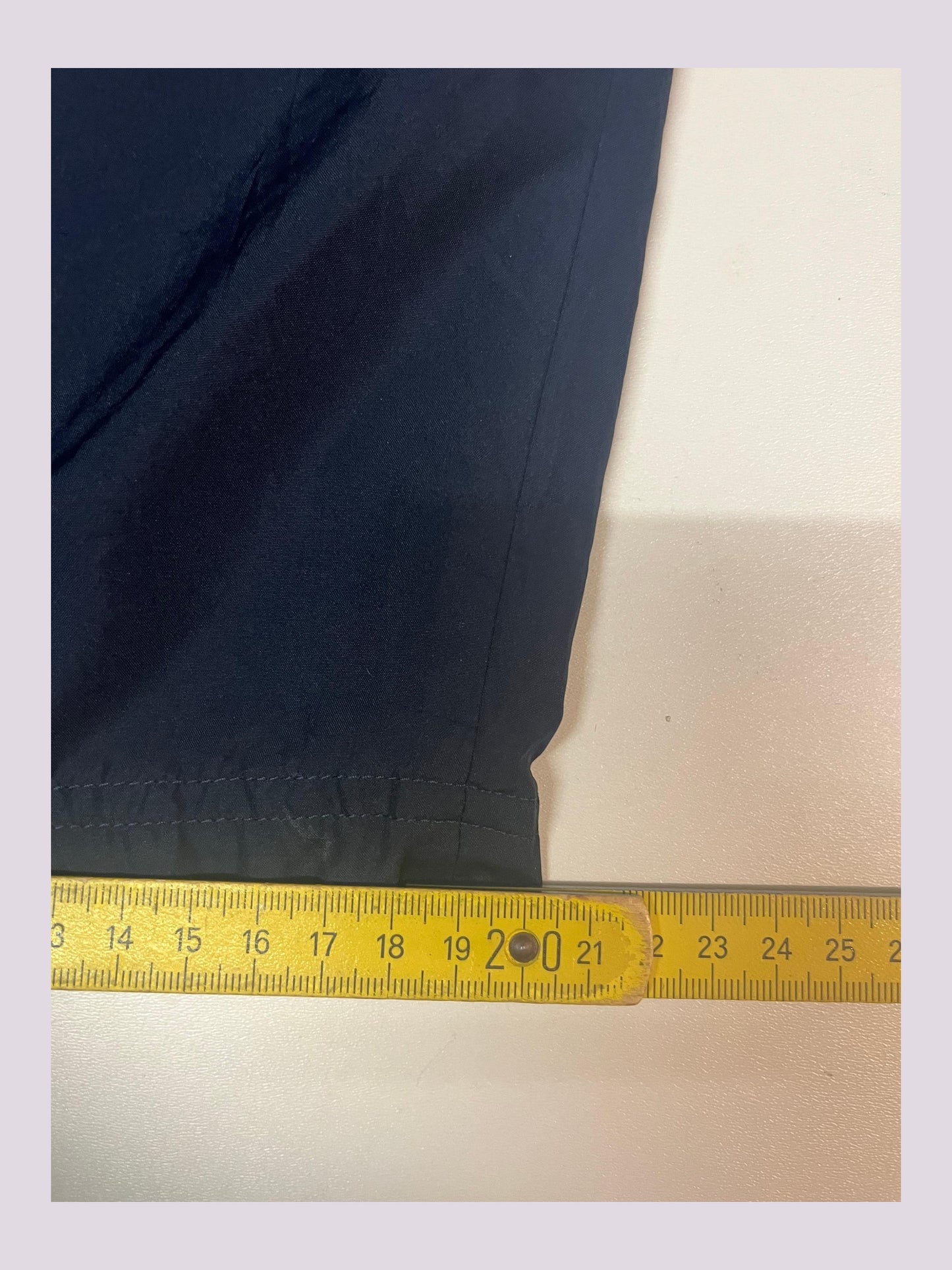 Entdecke unsere Vintage Track Pants von Nike und anderen Marken, erhältlich bei Valuxery.de - Dein Shop für trendige Vintage - Kleidung. Unsere Track Pants sind aus hochwertigen Materialien und