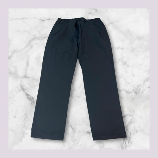 Entdecke unsere Vintage Track Pants von Nike und anderen Marken, erhältlich bei Valuxery.de - Dein Shop für trendige Vintage - Kleidung. Unsere Track Pants sind aus hochwertigen Materialien und