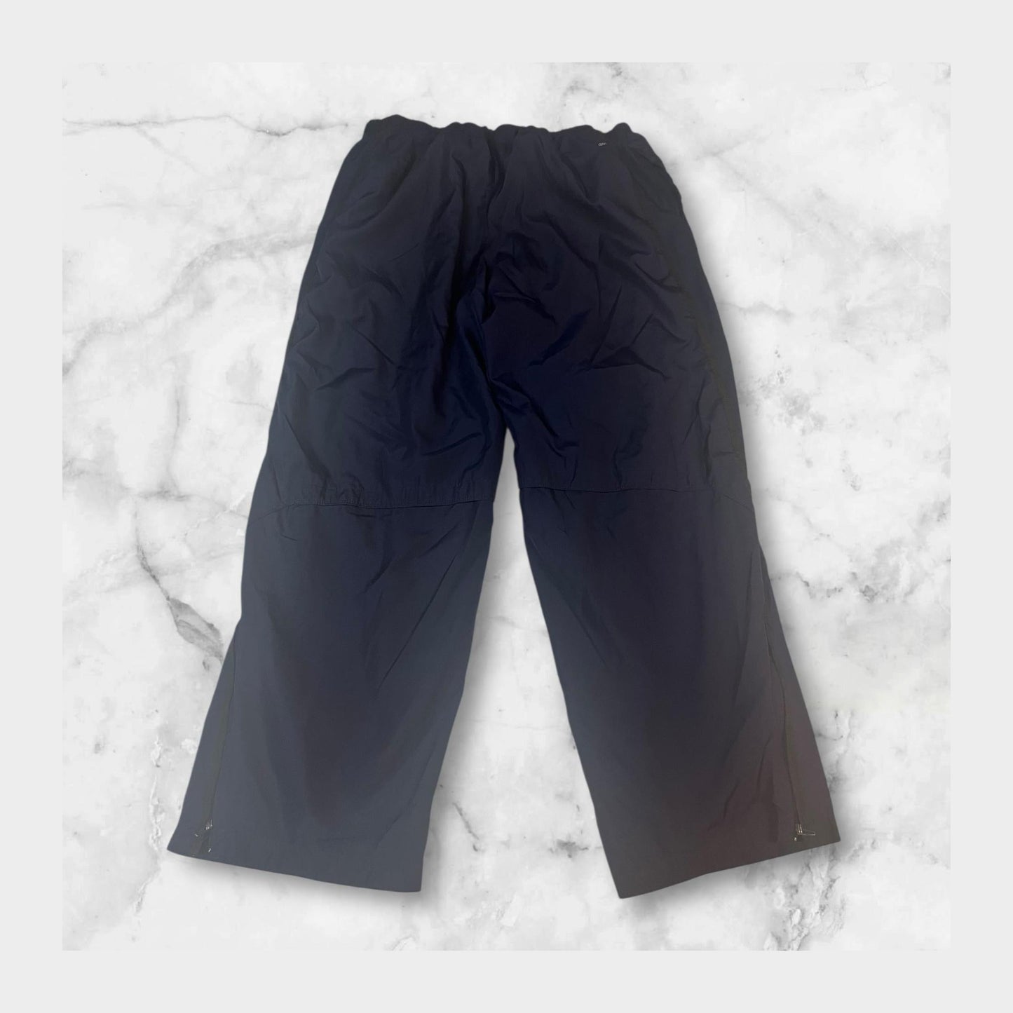 Entdecke unsere Vintage Track Pants von Nike und anderen Marken, erhältlich bei Valuxery.de - Dein Shop für trendige Vintage - Kleidung. Unsere Track Pants sind aus hochwertigen Materialien und