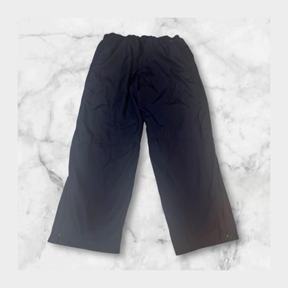 Entdecke unsere Vintage Track Pants von Nike und anderen Marken, erhältlich bei Valuxery.de - Dein Shop für trendige Vintage - Kleidung. Unsere Track Pants sind aus hochwertigen Materialien und