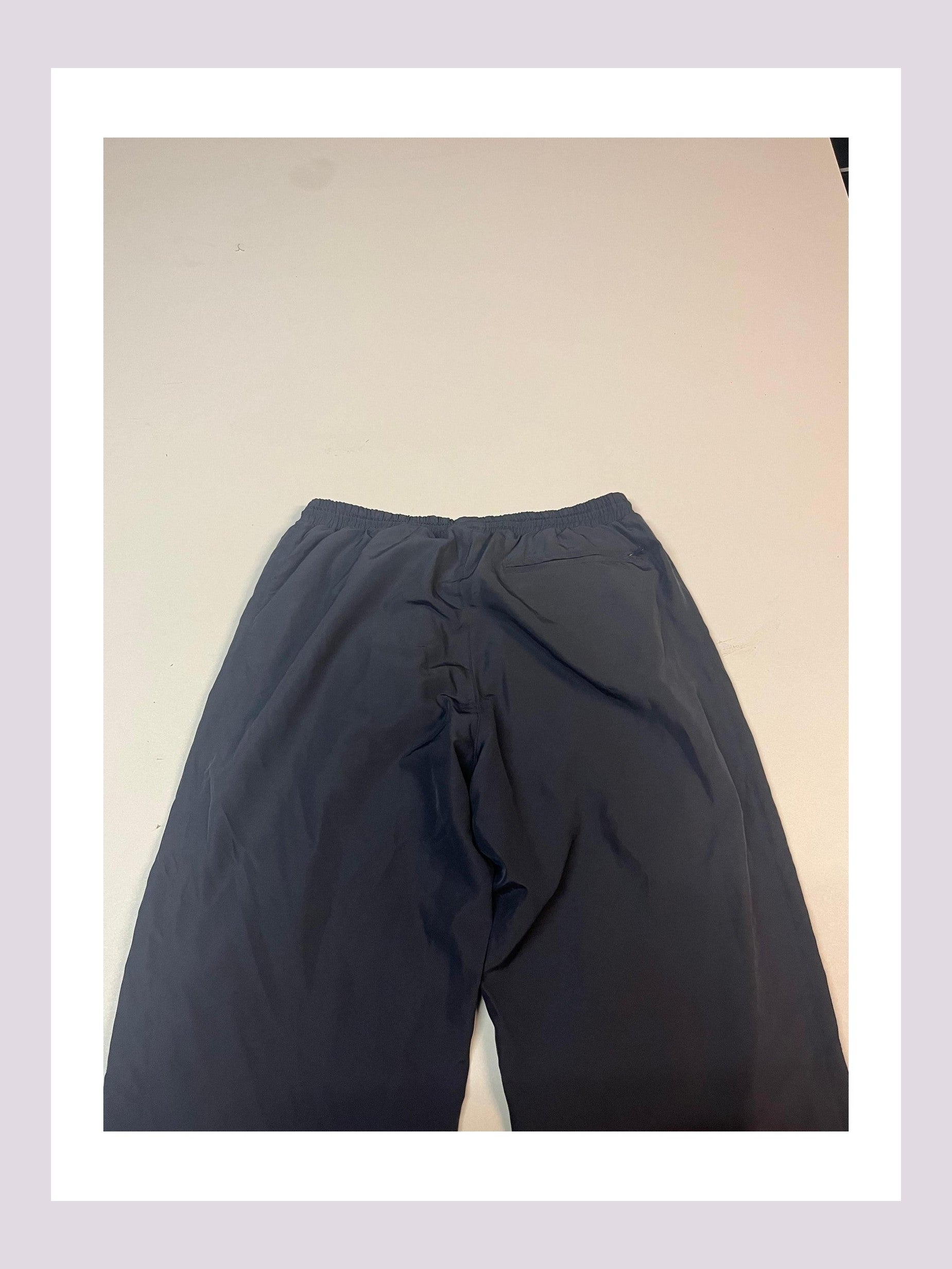 Entdecke unsere Vintage Track Pants von Nike und anderen Marken, erhältlich bei Valuxery.de - Dein Shop für trendige Vintage - Kleidung. Unsere Track Pants sind aus hochwertigen Materialien und