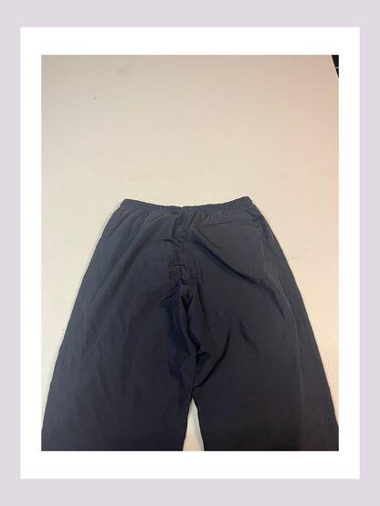 Entdecke unsere Vintage Track Pants von Nike und anderen Marken, erhältlich bei Valuxery.de - Dein Shop für trendige Vintage - Kleidung. Unsere Track Pants sind aus hochwertigen Materialien und