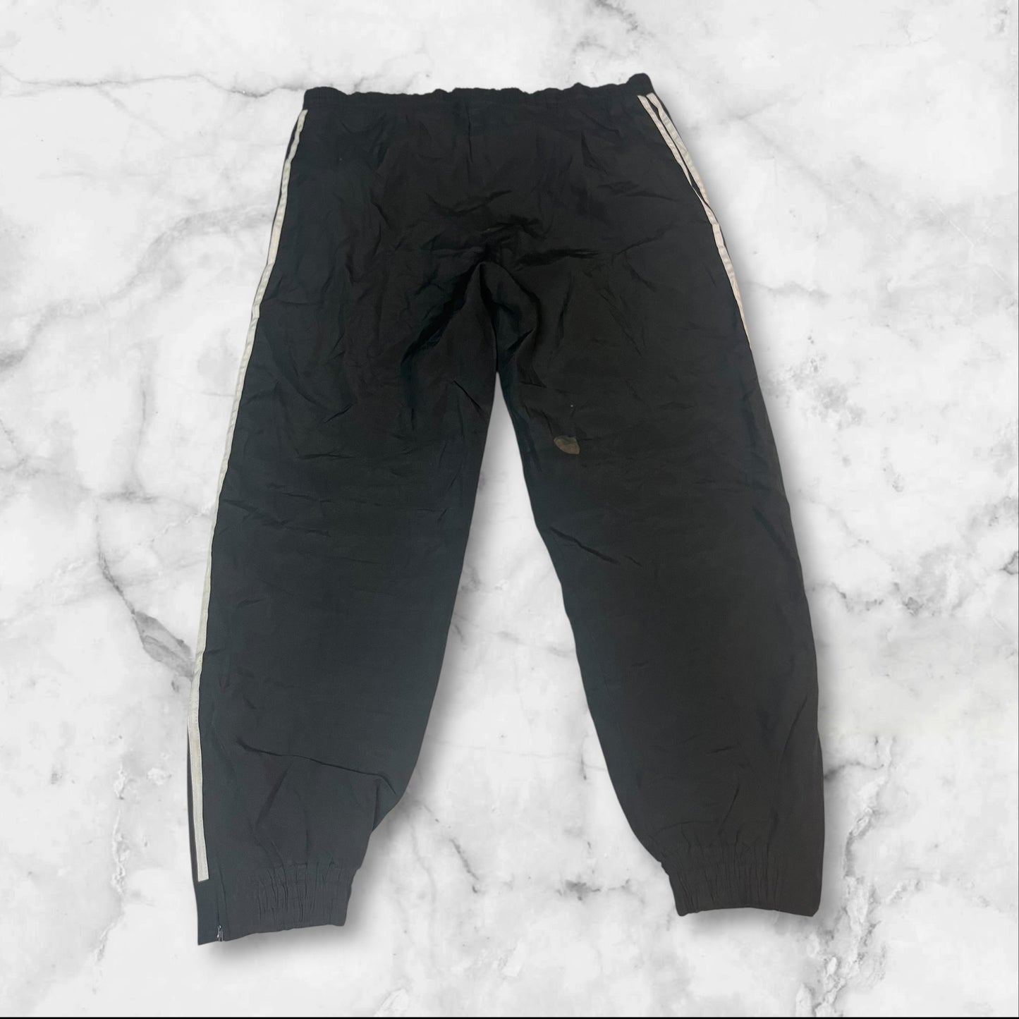 Entdecke unsere Vintage Track Pants von Nike und anderen Marken, erhältlich bei Valuxery.de - Dein Shop für trendige Vintage - Kleidung. Unsere Track Pants sind aus hochwertigen Materialien und