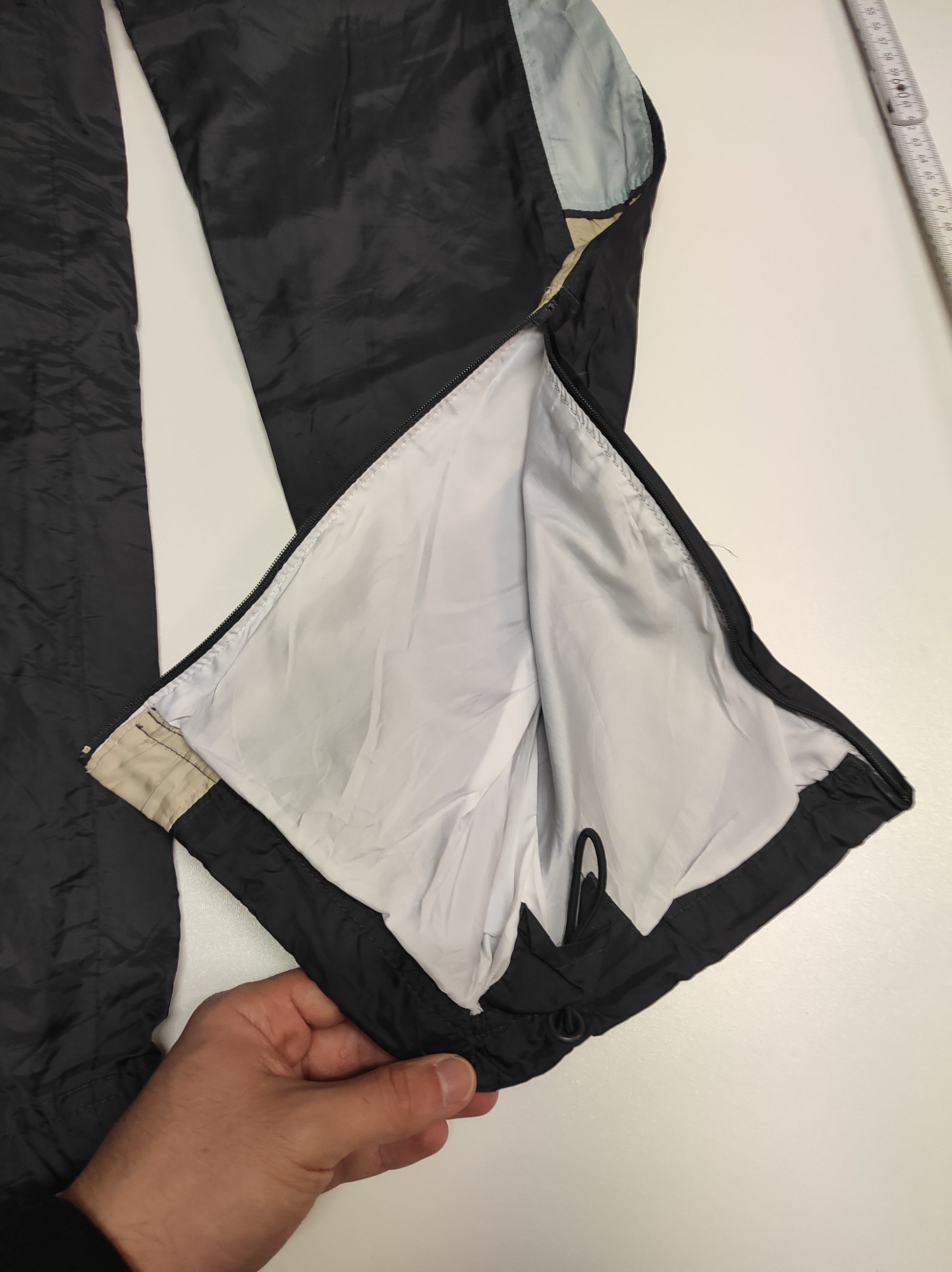 Entdecke unsere Vintage Track Pants von Nike und anderen Marken, erhältlich bei Valuxery.de - Dein Shop für trendige Vintage - Kleidung. Unsere Track Pants sind aus hochwertigen Materialien und