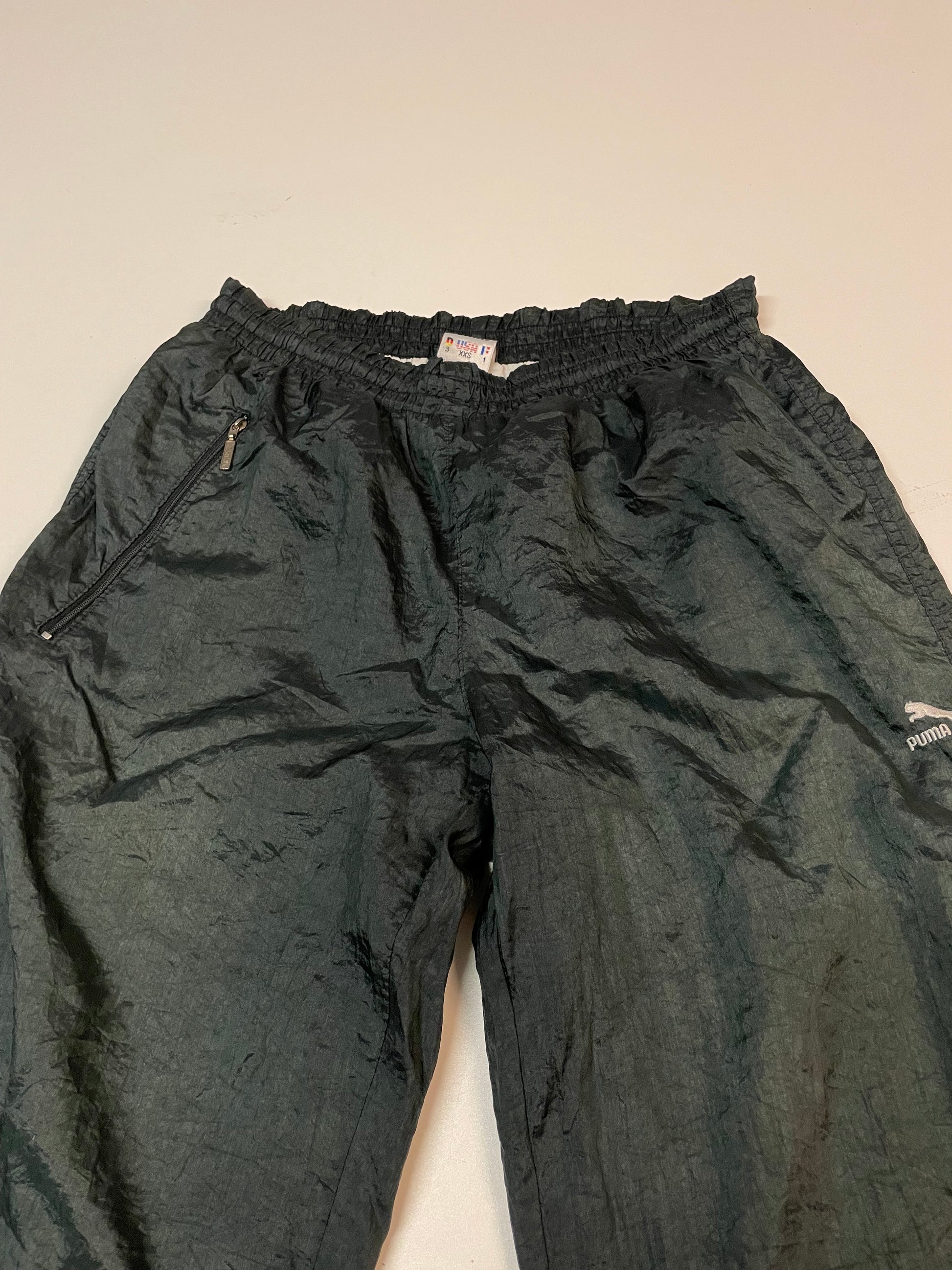 Entdecke unsere Vintage Track Pants von Nike und anderen Marken, erhältlich bei Valuxery.de - Dein Shop für trendige Vintage - Kleidung. Unsere Track Pants sind aus hochwertigen Materialien und