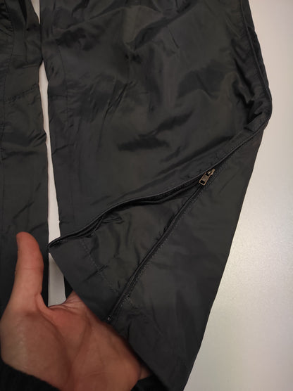 Entdecke unsere Vintage Track Pants von Nike und anderen Marken, erhältlich bei Valuxery.de - Dein Shop für trendige Vintage - Kleidung. Unsere Track Pants sind aus hochwertigen Materialien und