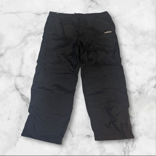 Entdecke unsere Vintage Track Pants von Nike und anderen Marken, erhältlich bei Valuxery.de - Dein Shop für trendige Vintage - Kleidung. Unsere Track Pants sind aus hochwertigen Materialien und