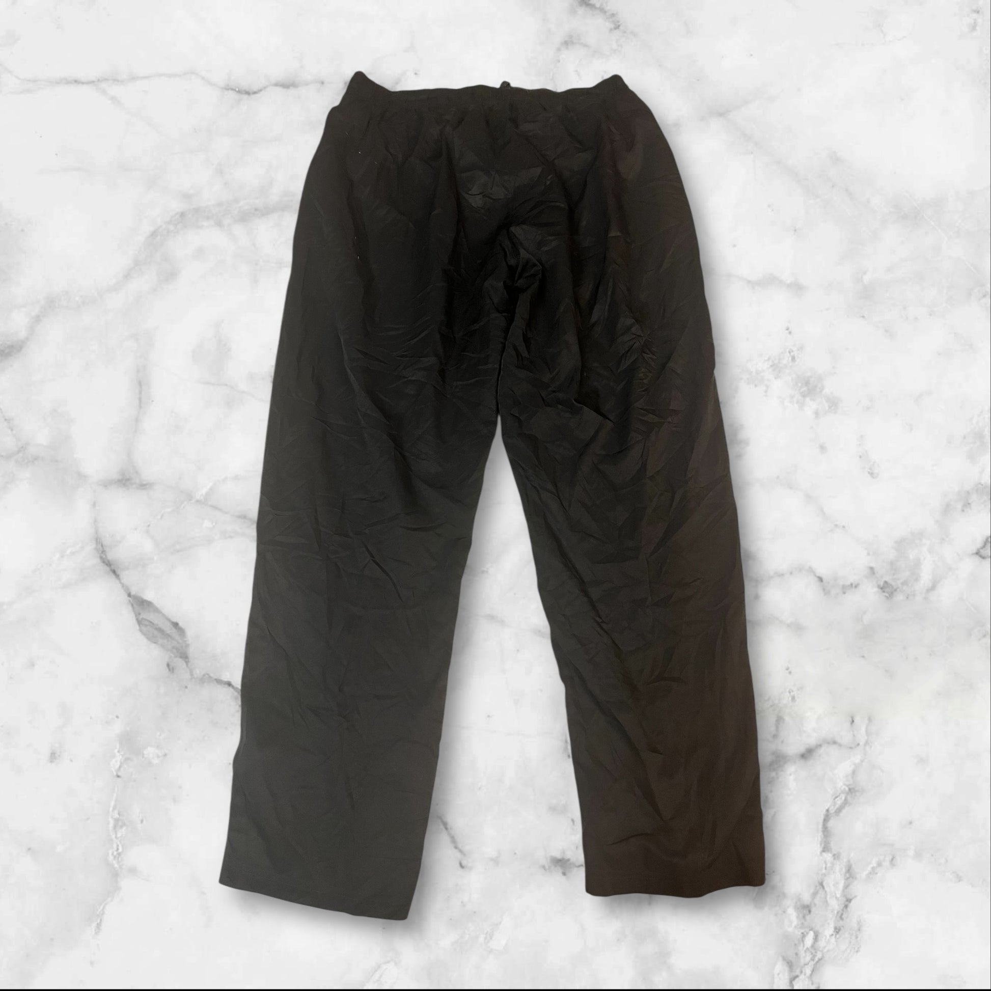 Entdecke unsere Vintage Track Pants von Nike und anderen Marken, erhältlich bei Valuxery.de - Dein Shop für trendige Vintage - Kleidung. Unsere Track Pants sind aus hochwertigen Materialien und