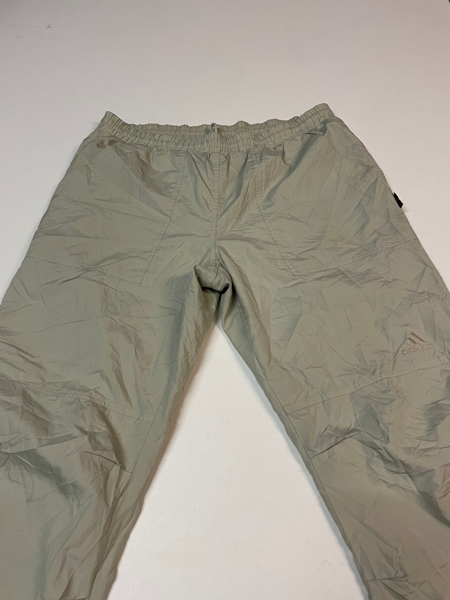 Entdecke unsere Vintage Track Pants von Nike und anderen Marken, erhältlich bei Valuxery.de - Dein Shop für trendige Vintage - Kleidung. Unsere Track Pants sind aus hochwertigen Materialien und