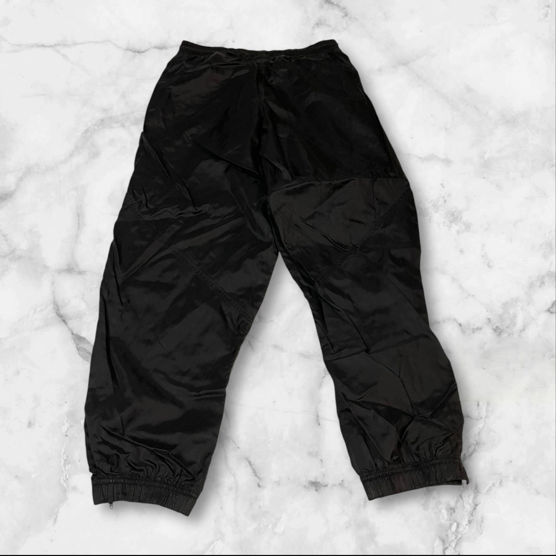 Entdecke unsere Vintage Track Pants von Nike und anderen Marken, erhältlich bei Valuxery.de - Dein Shop für trendige Vintage - Kleidung. Unsere Track Pants sind aus hochwertigen Materialien und