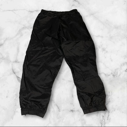 Entdecke unsere Vintage Track Pants von Nike und anderen Marken, erhältlich bei Valuxery.de - Dein Shop für trendige Vintage - Kleidung. Unsere Track Pants sind aus hochwertigen Materialien und