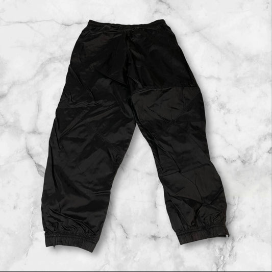 Entdecke unsere Vintage Track Pants von Nike und anderen Marken, erhältlich bei Valuxery.de - Dein Shop für trendige Vintage - Kleidung. Unsere Track Pants sind aus hochwertigen Materialien und