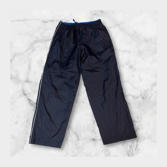 Entdecke unsere Vintage Track Pants von Nike und anderen Marken, erhältlich bei Valuxery.de - Dein Shop für trendige Vintage - Kleidung. Unsere Track Pants sind aus hochwertigen Materialien und