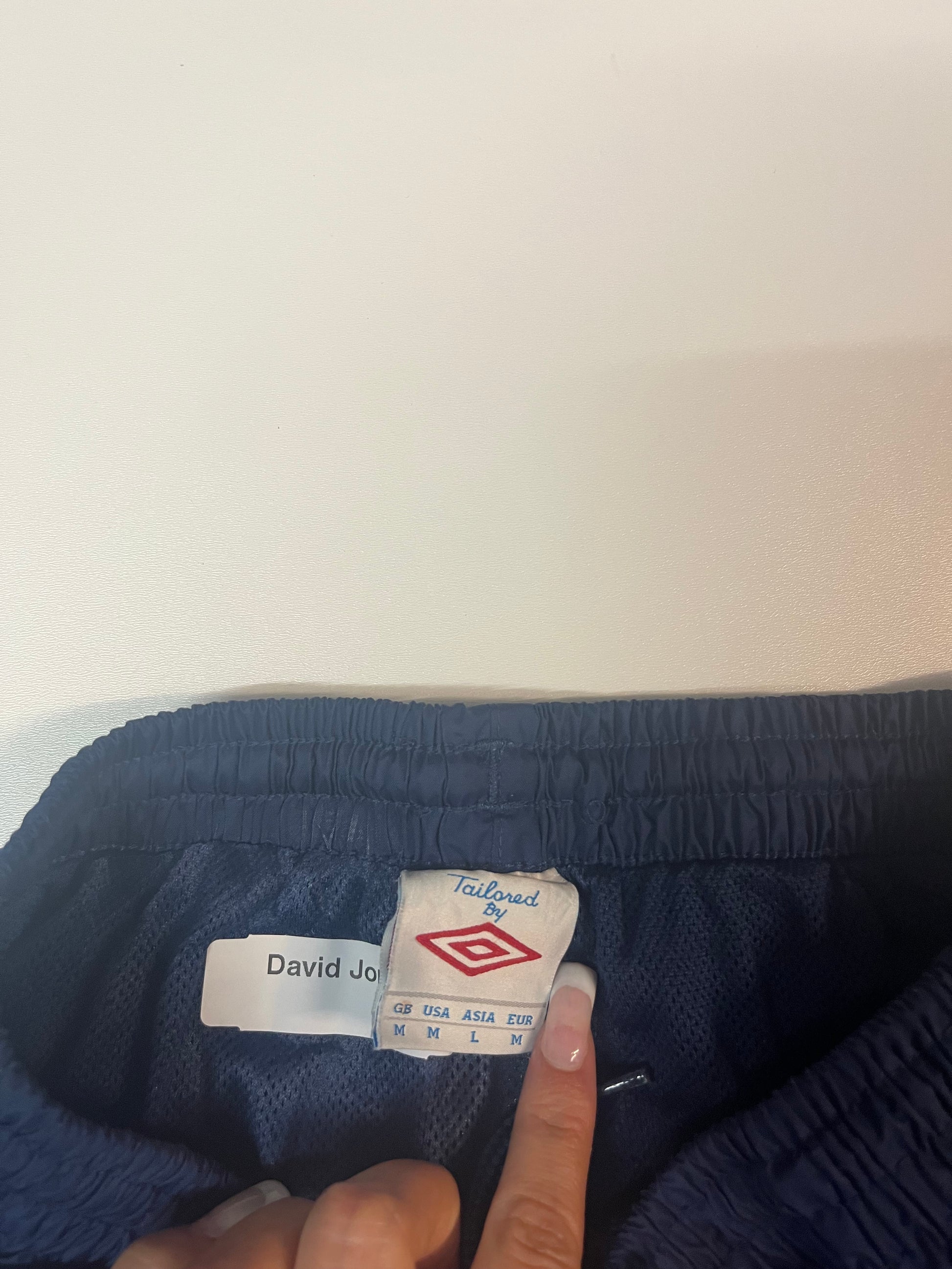 Entdecke unsere Vintage Track Pants von Nike und anderen Marken, erhältlich bei Valuxery.de - Dein Shop für trendige Vintage - Kleidung. Unsere Track Pants sind aus hochwertigen Materialien und