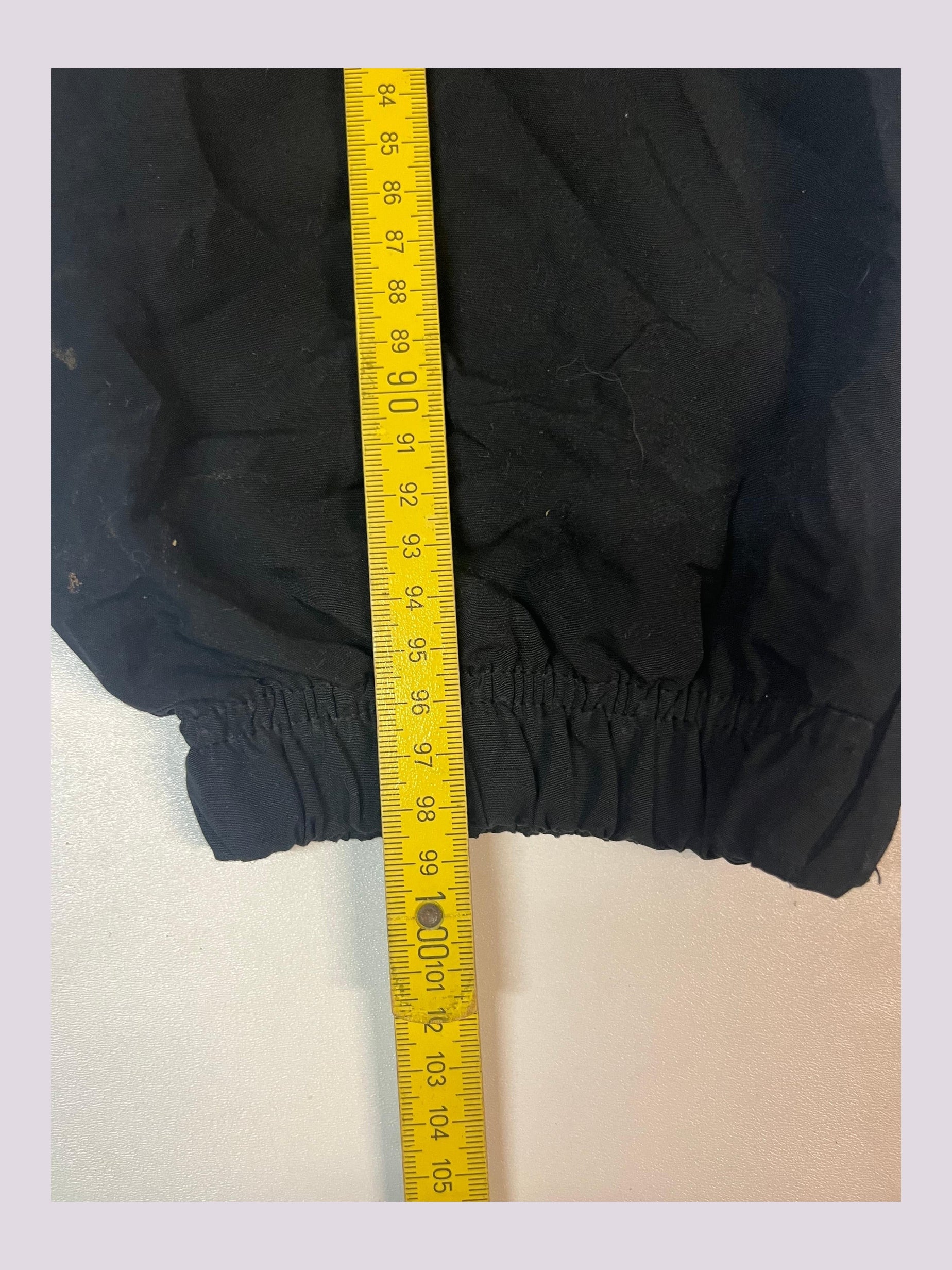 Entdecke unsere Vintage Track Pants von Nike und anderen Marken, erhältlich bei Valuxery.de - Dein Shop für trendige Vintage - Kleidung. Unsere Track Pants sind aus hochwertigen Materialien und