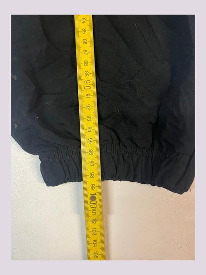 Entdecke unsere Vintage Track Pants von Nike und anderen Marken, erhältlich bei Valuxery.de - Dein Shop für trendige Vintage - Kleidung. Unsere Track Pants sind aus hochwertigen Materialien und