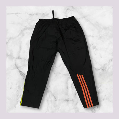 Entdecke unsere Vintage Track Pants von Nike und anderen Marken, erhältlich bei Valuxery.de - Dein Shop für trendige Vintage - Kleidung. Unsere Track Pants sind aus hochwertigen Materialien und