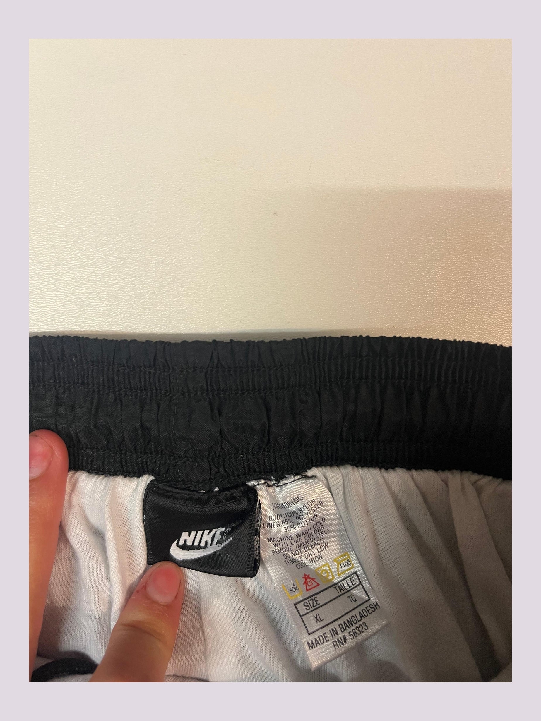 Entdecke unsere Vintage Track Pants von Nike und anderen Marken, erhältlich bei Valuxery.de - Dein Shop für trendige Vintage - Kleidung. Unsere Track Pants sind aus hochwertigen Materialien und