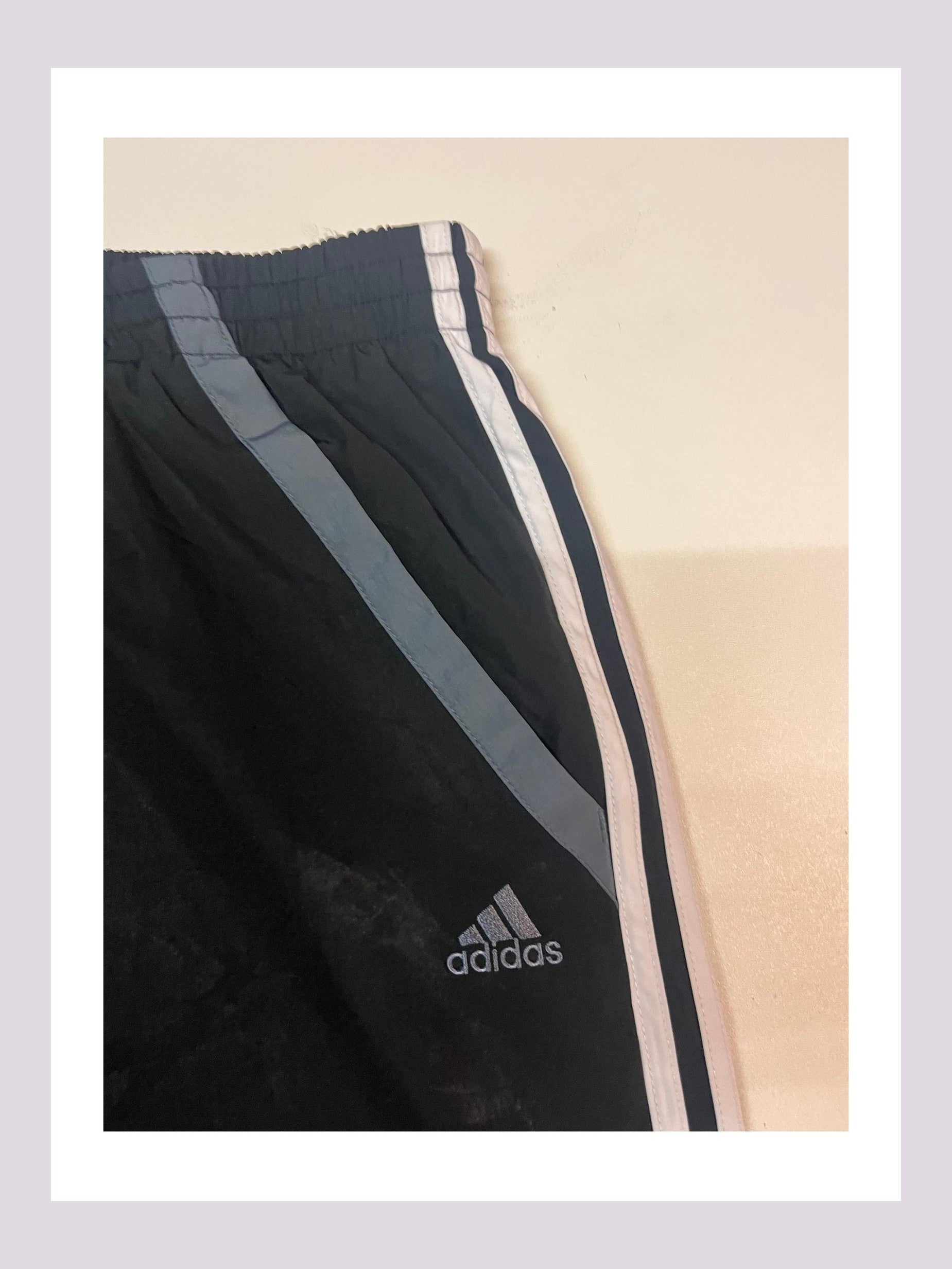 Entdecke unsere Vintage Track Pants von Nike und anderen Marken, erhältlich bei Valuxery.de - Dein Shop für trendige Vintage - Kleidung. Unsere Track Pants sind aus hochwertigen Materialien und
