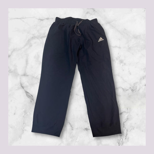 Entdecke unsere Vintage Track Pants von Nike und anderen Marken, erhältlich bei Valuxery.de - Dein Shop für trendige Vintage - Kleidung. Unsere Track Pants sind aus hochwertigen Materialien und