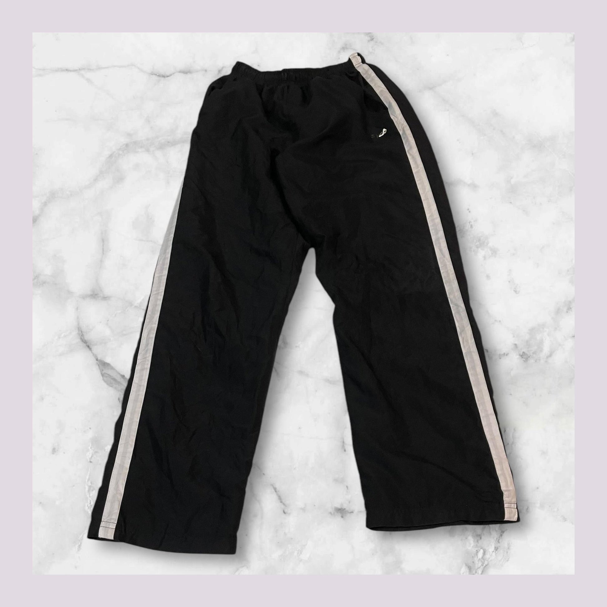 Entdecke unsere Vintage Track Pants von Nike und anderen Marken, erhältlich bei Valuxery.de - Dein Shop für trendige Vintage - Kleidung. Unsere Track Pants sind aus hochwertigen Materialien und