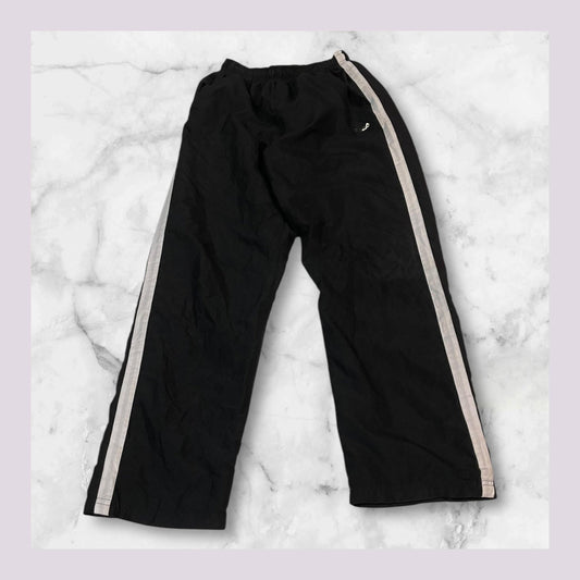 Entdecke unsere Vintage Track Pants von Nike und anderen Marken, erhältlich bei Valuxery.de - Dein Shop für trendige Vintage - Kleidung. Unsere Track Pants sind aus hochwertigen Materialien und